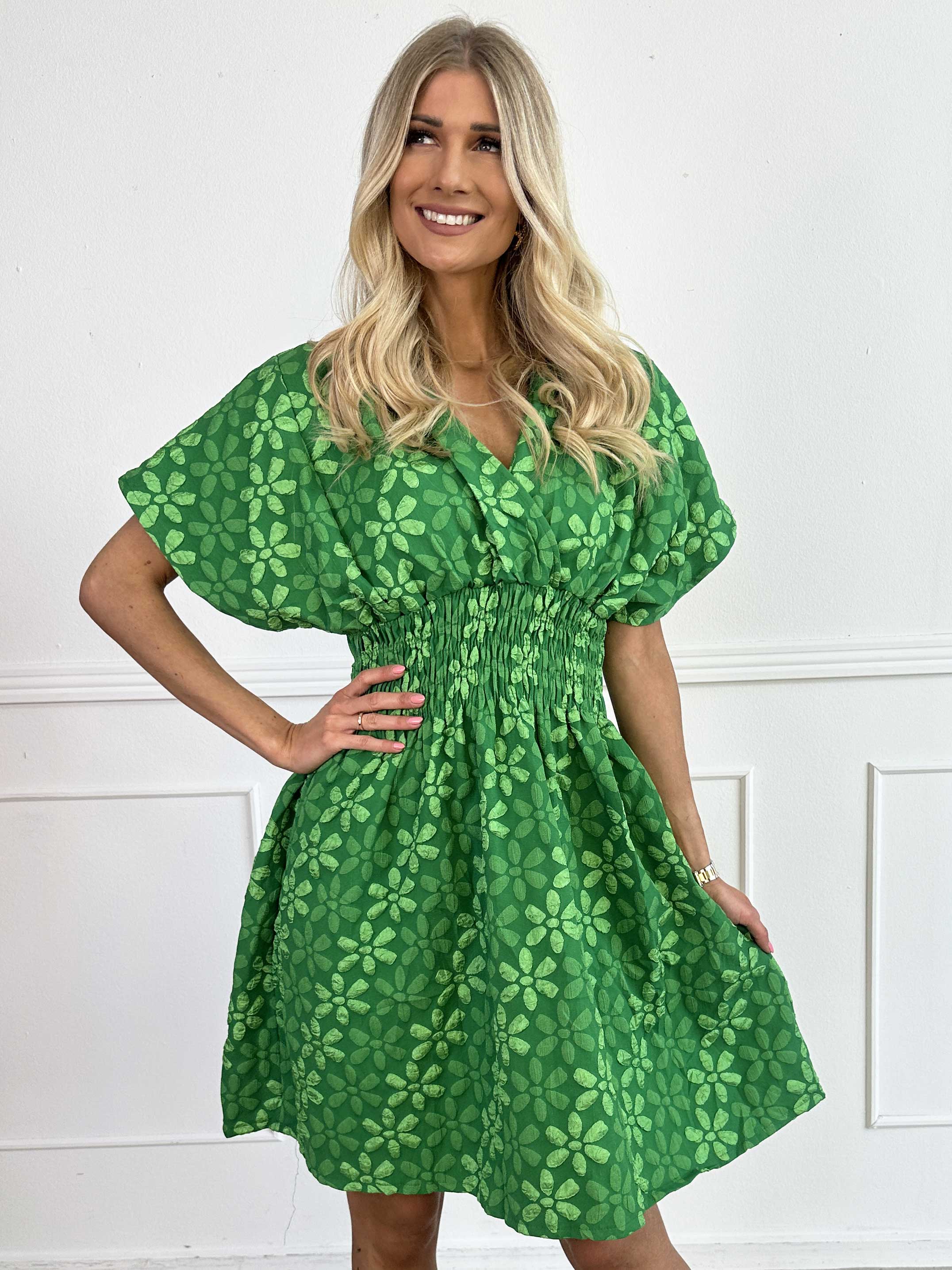 Pams Bloom Short - Feminin kjole med blomstermotiver